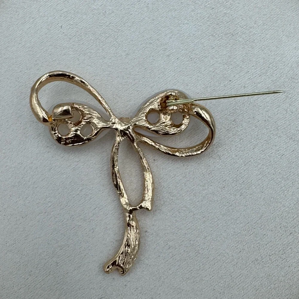 Ecarla Gold Tone Bow Brooch Faux Pearl Teardrop Rhinestone Ribbon Pin VNTG INSPO